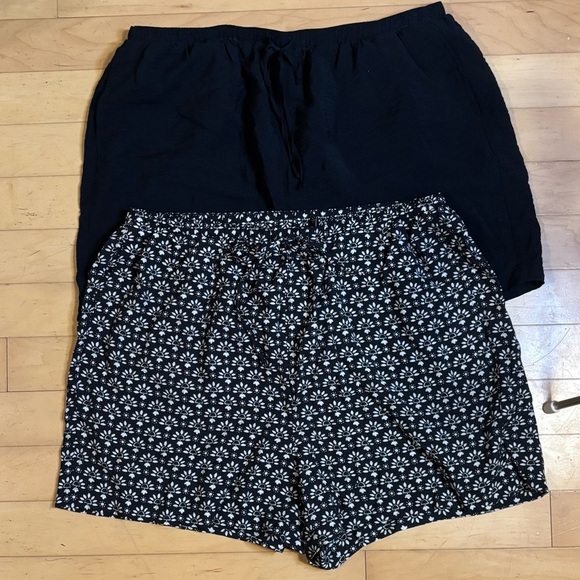 Torrid Pull-on Drawstring Shorts Women’s Size 2X Set of Two Black and White - Picture 1 of 6